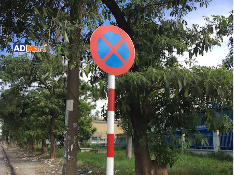 Bảng hiệu cấm dừng chuẩn quy định: Vai trò và địa chỉ gia công uy tín