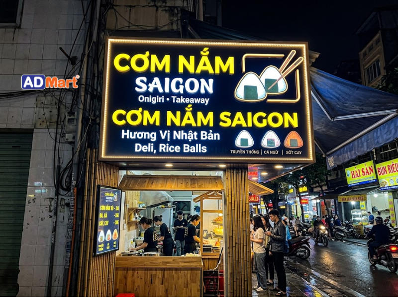 Bảng hiệu cơm nắm là gì? Chất liệu làm bảng hiệu cơm nắm bền đẹp