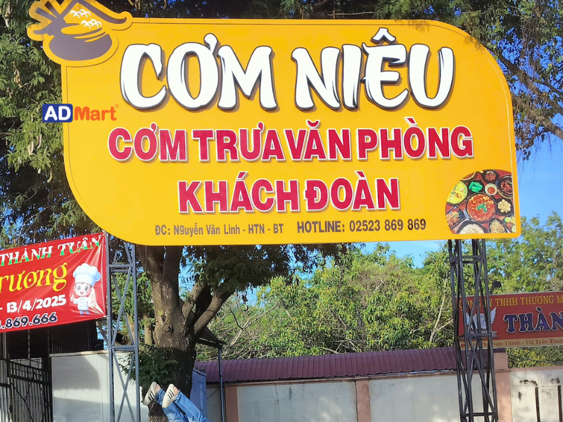 Làm sao để bảng hiệu cơm niêu nổi bật giữa hàng trăm quán ăn?