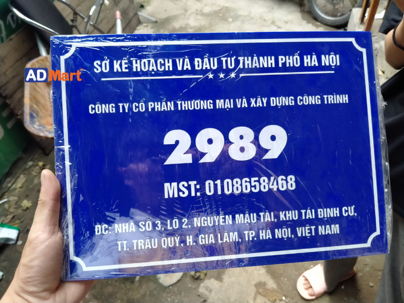 Các thông tin, quy định được ghi trên bảng hiệu công ty mica