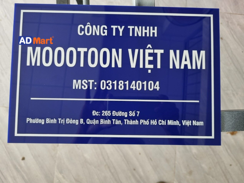 Các thông tin, quy định được ghi trên bảng hiệu mica công ty