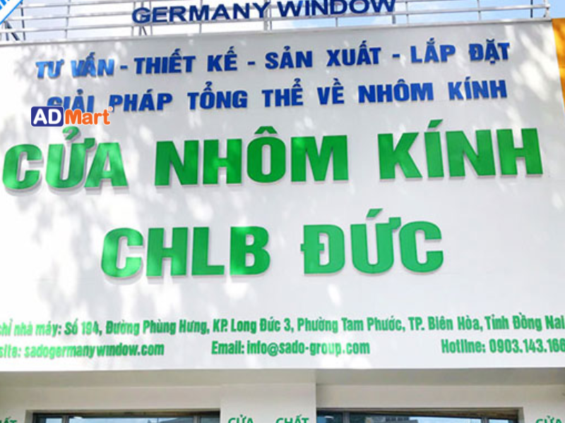 Kinh nghiệm làm bảng hiệu cửa nhôm đẹp, bền và tối ưu chi phí