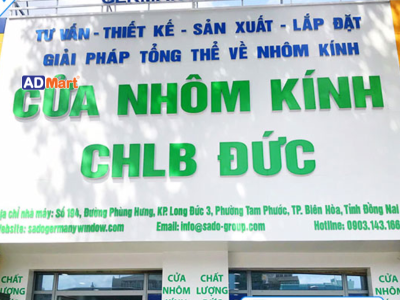 Bảng hiệu cửa nhôm kính là gì?