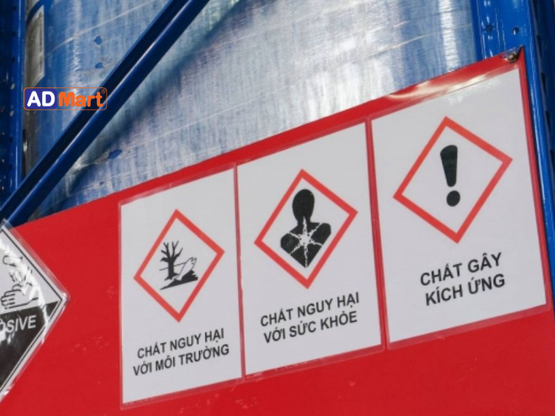 Bảng hiệu hóa chất: Các mẫu phổ biến, lưu ý và tiêu chuẩn an toàn
