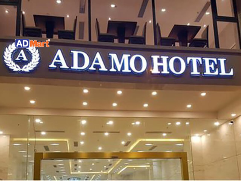 Bảng hiệu khách sạn Adomo