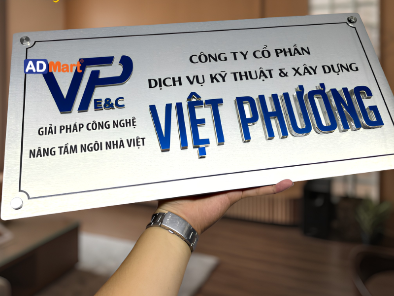 Bảng hiệu inox xước là gì? Ưu điểm nổi bật của bảng hiệu inox xước