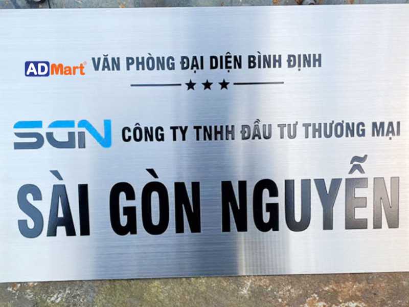 Quy trình gia công bảng hiệu inox xước đạt chuẩn