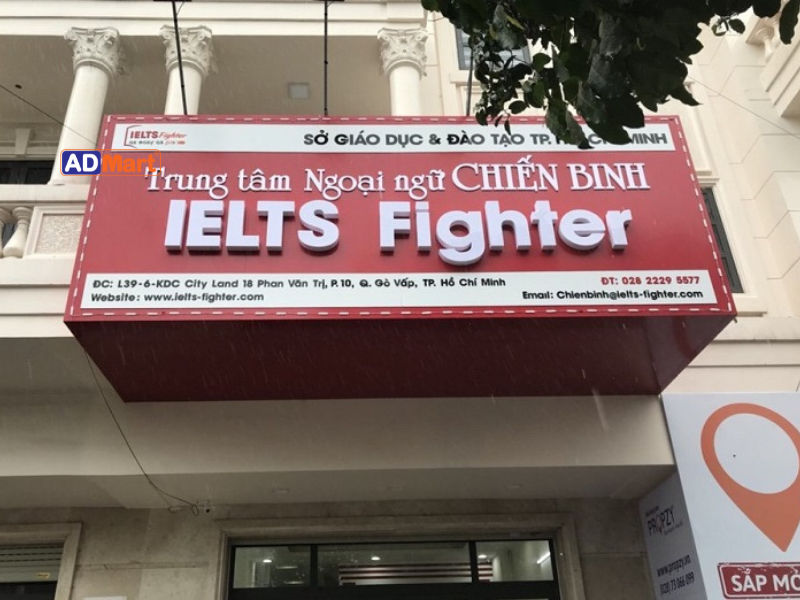Bảng hiệu màu đỏ trung tâm ngoại ngữ 