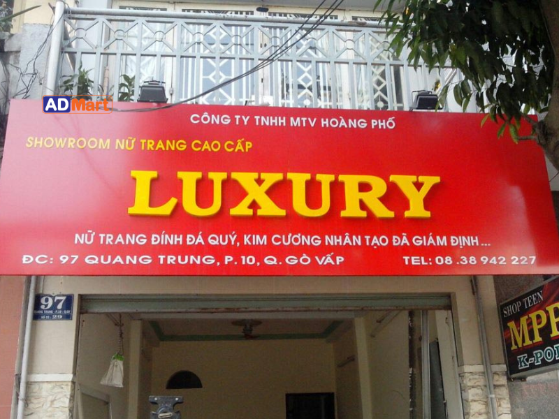 Bảng hiệu màu đỏ showroom cao cấp