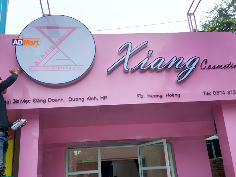 Bảng hiệu màu hồng tối giản
