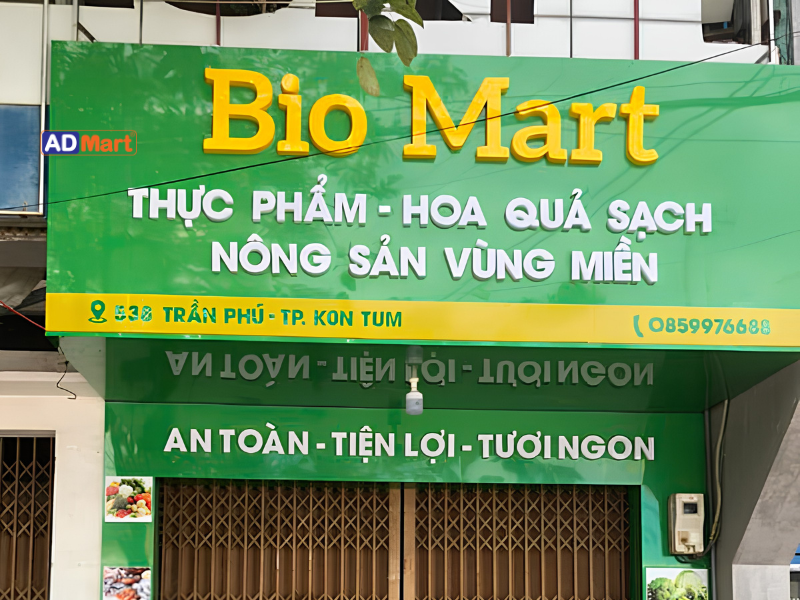 Bảng hiệu màu xanh lá bóng gương