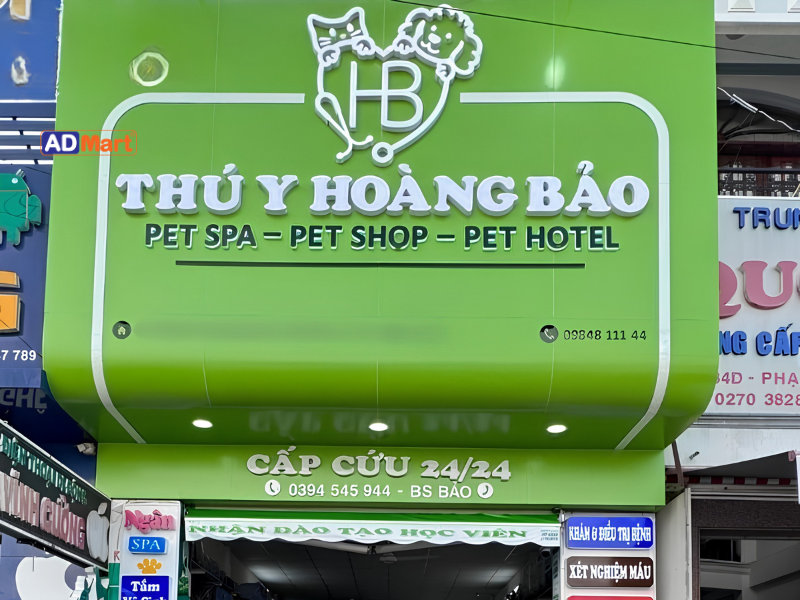 Bảng hiệu màu xanh lá: Ý nghĩa, ứng dụng và mẫu đẹp 2026