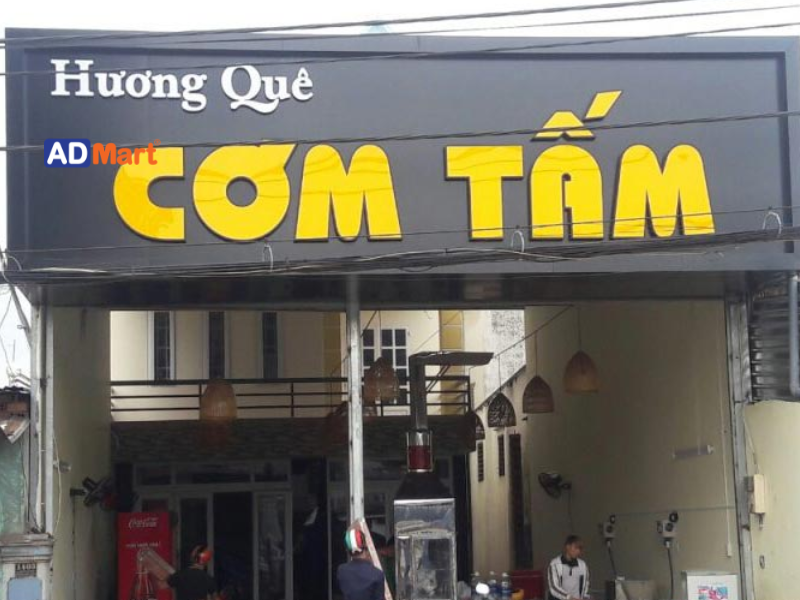 Bảng hiệu nền đen chữ vàng là gì?