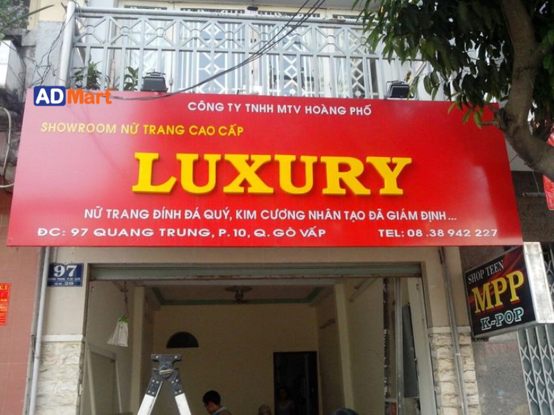 Vì sao bảng hiệu nền đỏ chữ vàng luôn nổi bật?