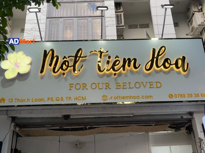 Khái niệm và ứng dụng bảng hiệu nền trắng chữ đen 