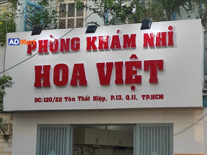 Bảng hiệu nền trắng chữ đỏ: Khái niệm, lý do nên sử dụng