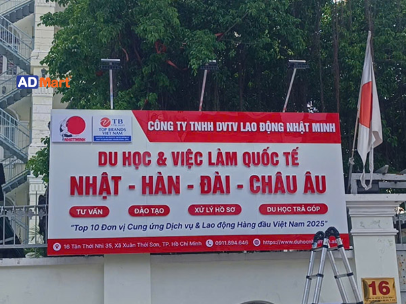 Tại sao bảng hiệu nền trắng chữ đỏ luôn thu hút?