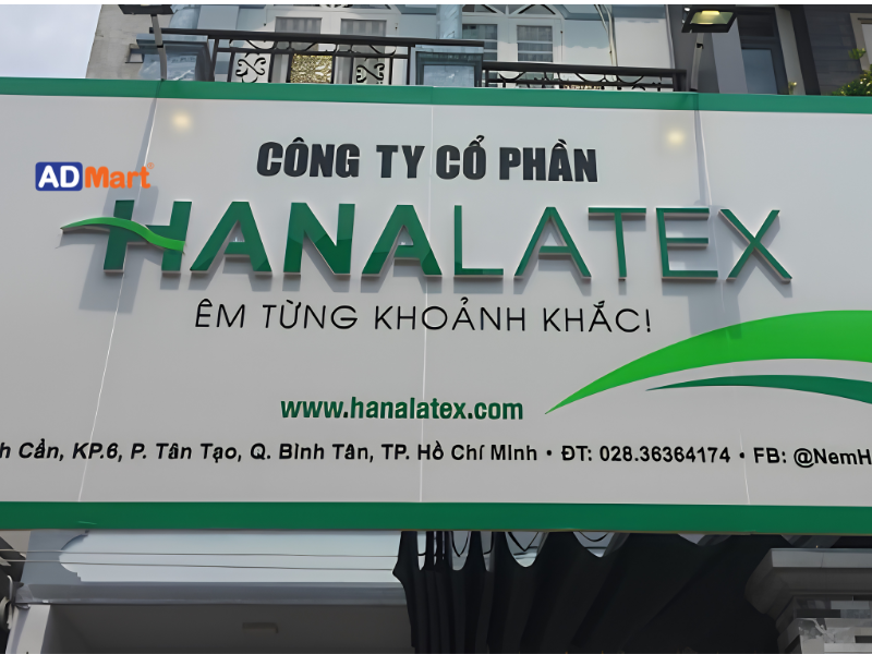 Ưu điểm của bảng hiệu nền trắng chữ xanh