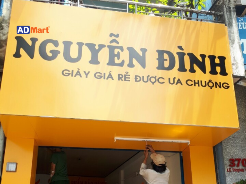 Những lưu ý khi sử dụng bảng hiệu nền vàng chữ đen
