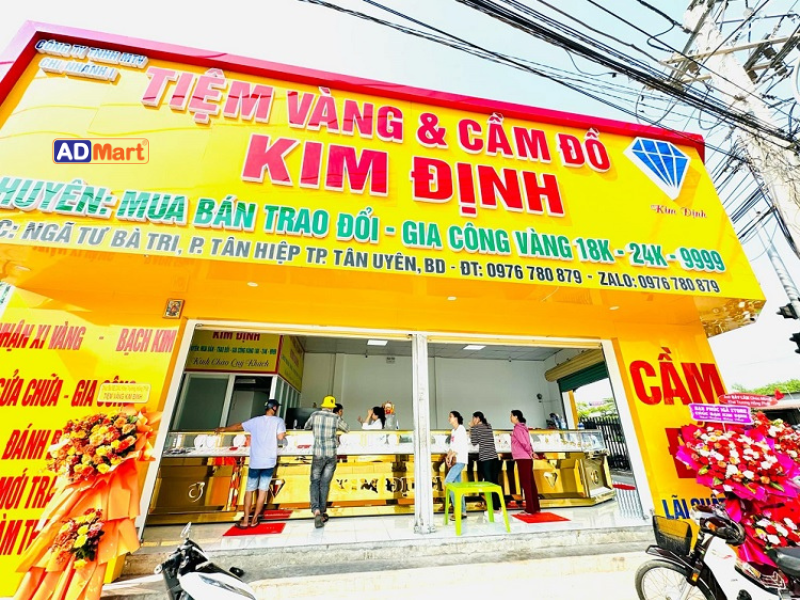 Ứng dụng của bảng hiệu nền vàng chữ đỏ