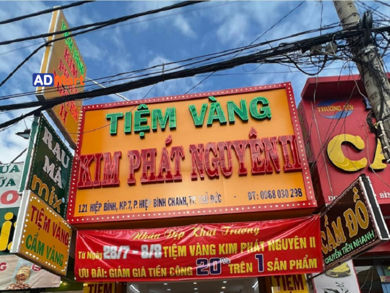 Bảng hiệu nền vàng chữ xanh nổi bật, thu hút mọi ánh nhìn