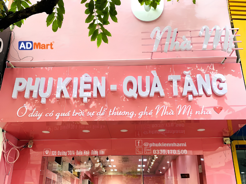 Thông tin cần có trên bảng hiệu phụ kiện quà tặng