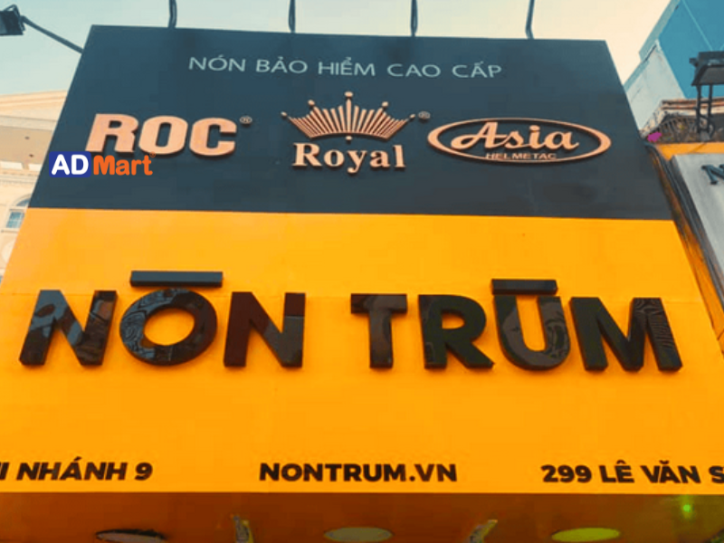 Lựa chọn vật liệu nào để làm bảng hiệu shop nón bảo hiểm vừa đẹp vừa bền?