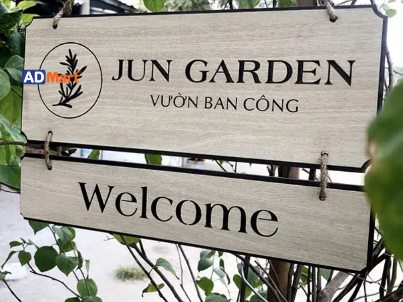 Bảng hiệu treo cửa là gì? Những mẫu bảng hiệu treo cửa phổ biến hiện nay