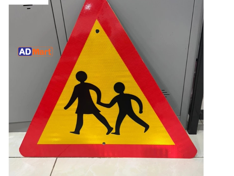 Biển báo phản quang là gì? Biển báo phản quang được ứng dụng ở đâu?