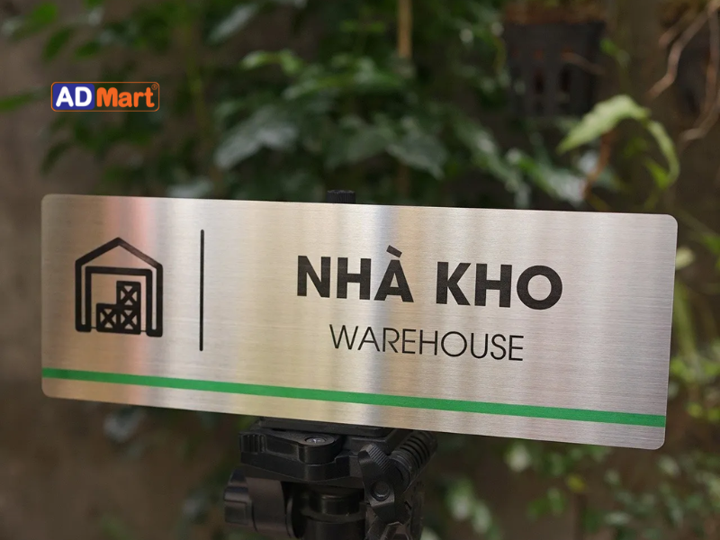 Biển chỉ dẫn kho: Phân loại, ứng dụng và lưu ý khi lựa chọn