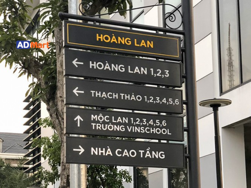 Biển chỉ dẫn ngoài trời là gì? Vai trò của biển chỉ dẫn trong các công trình 