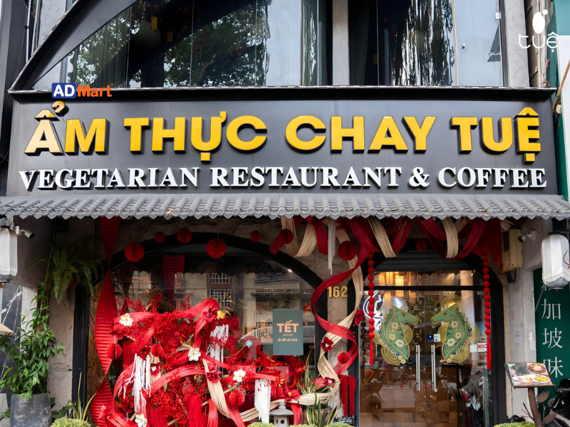 Biển hiệu chuỗi F&B cơm chay