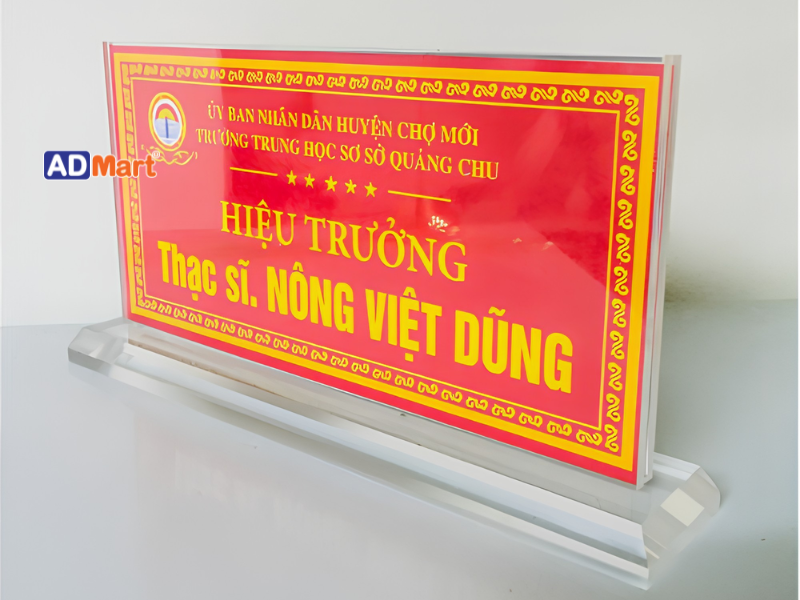 Biển mica để bàn là gì?