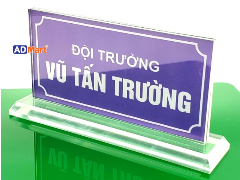 Biển mica để bàn đẹp, bền, sang trọng và gợi ý keo dán không lộ vết