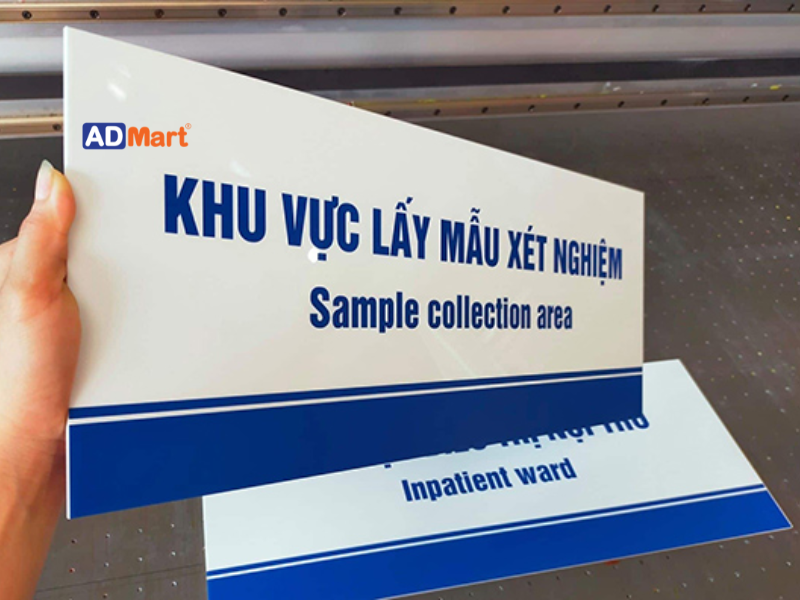 Biển phòng ban mica là gì?