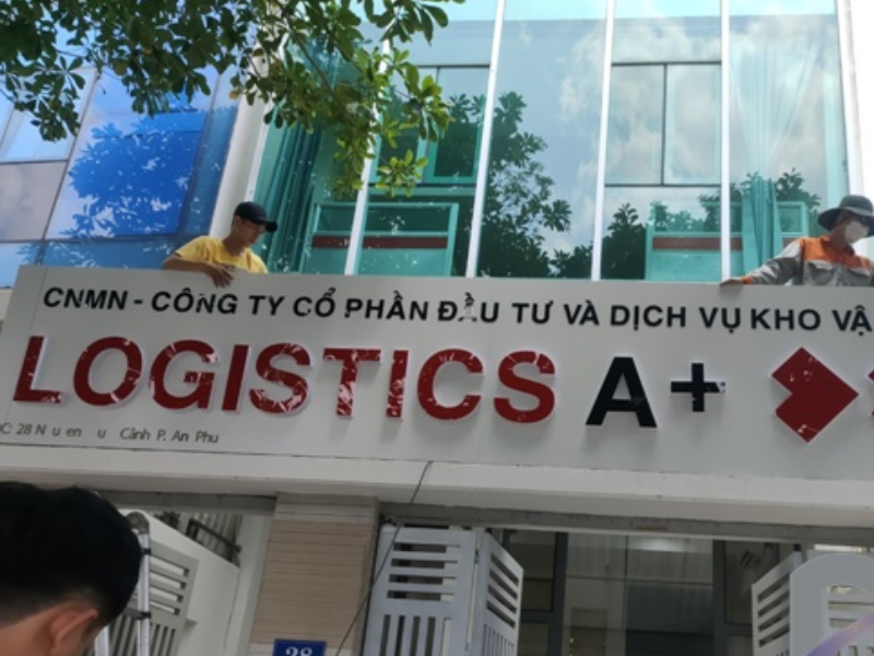 Tại sao biển quảng cáo công ty logistics dạng bạt được ưa chuộng?