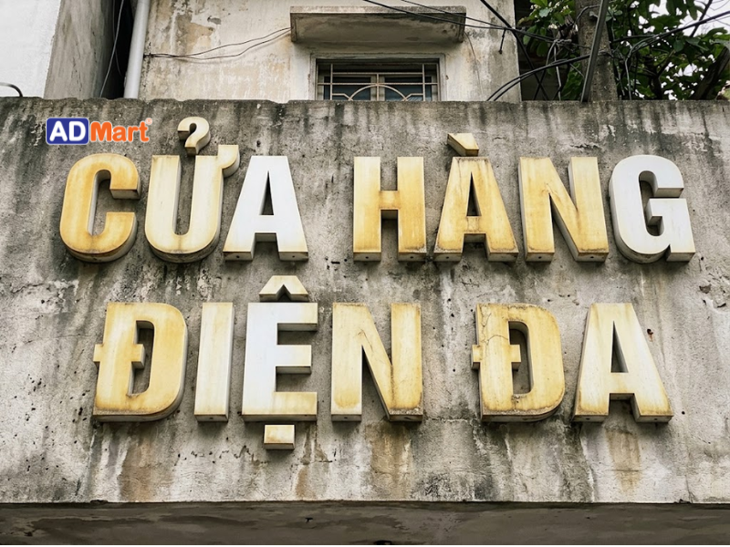 Chữ nổi mica bị ố vàng: Nguyên nhân, cách xử lý và lựa chọn keo dán phù hợp