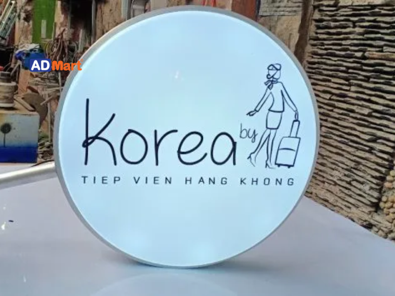 Những ưu điểm nổi bật của hộp đèn mica dán decal