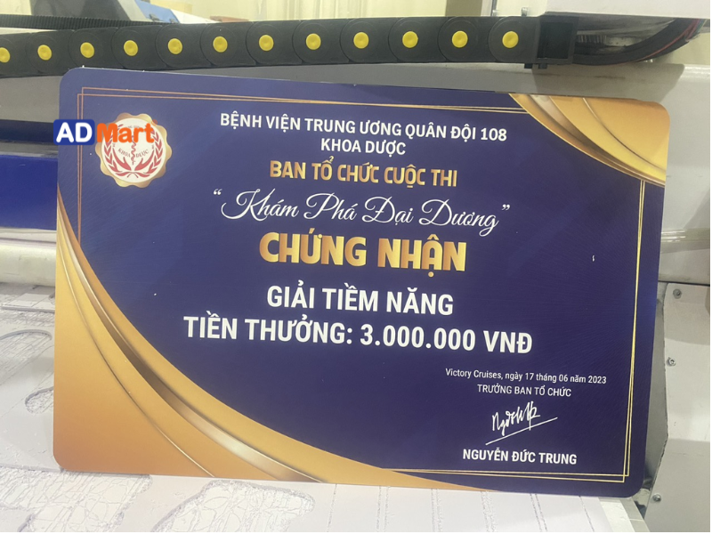 In bảng trao giải thưởng đẹp, sang trọng bằng công nghệ UV bền màu