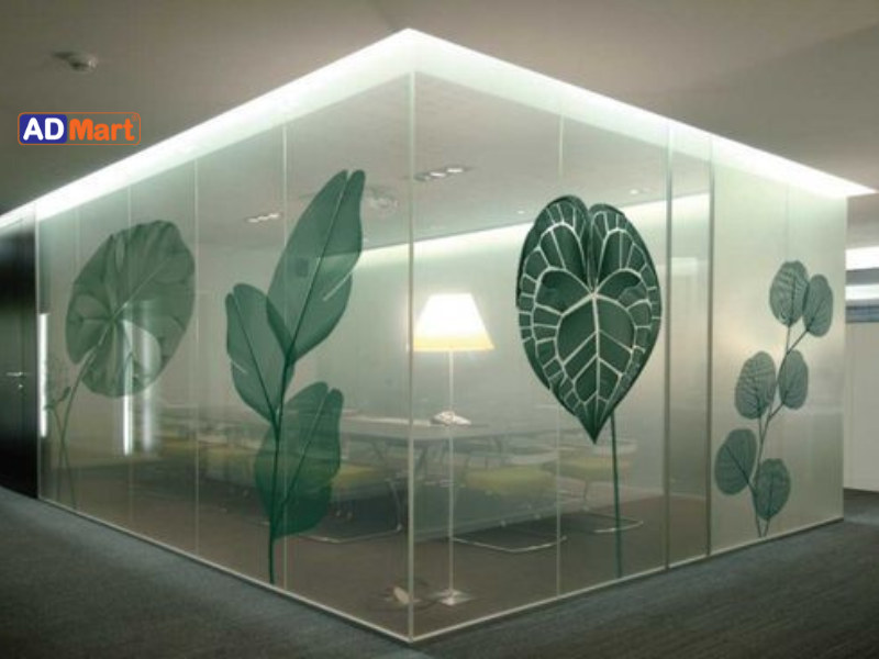 Lợi ích và ứng dụng in decal dán kính 