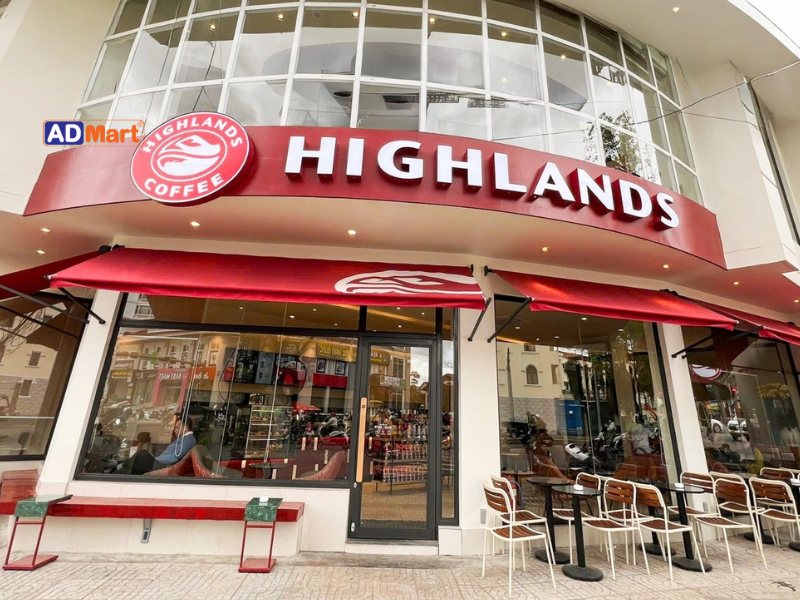 Keo dán bảng hiệu Highlands Coffee bền chắc, thẩm mỹ, chịu nắng mưa