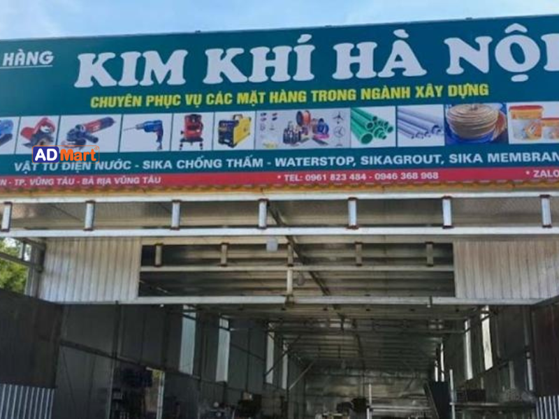 Biển quảng cáo cửa hàng kim khí in UV bền đẹp, nổi bật, thu hút khách