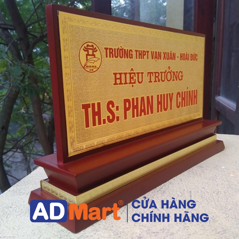 Tầm Quan Trọng Của Biển Chức Danh Đặt Bàn Trong Doanh Nghiệp